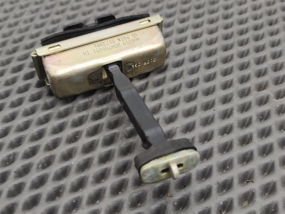 Ограничитель открытия двери передний левый Discovery 2006 L319 AJ41