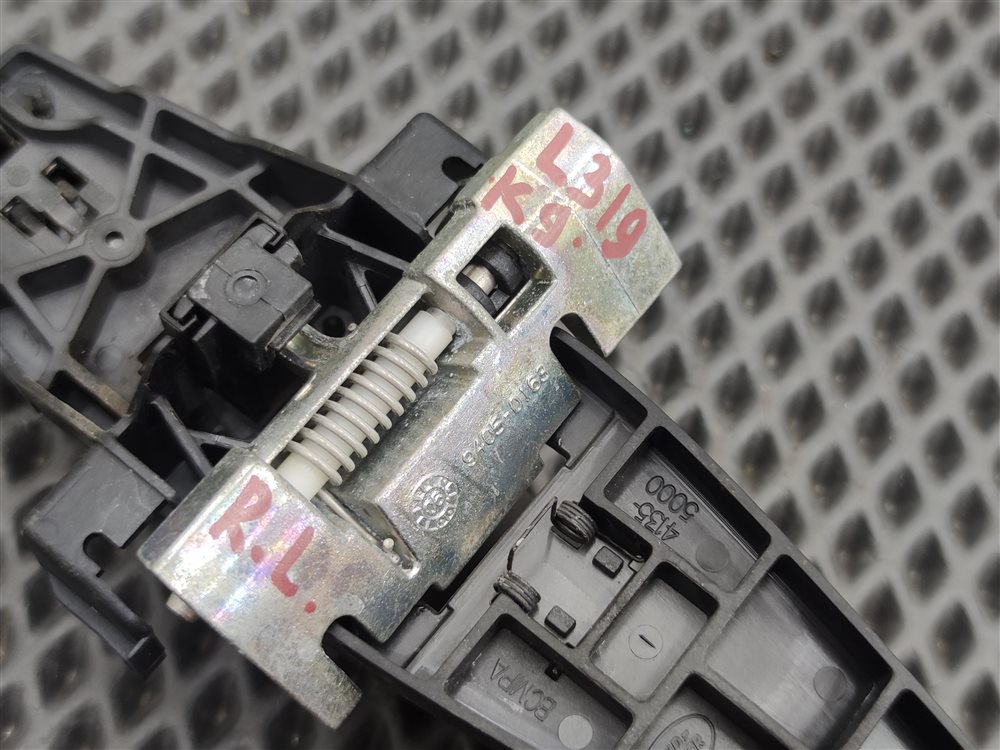 Ручка двери внешняя задняя левая Discovery 2006 L319 AJ41