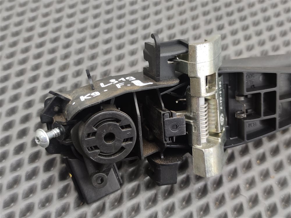 Ручка двери внешняя передняя левая Discovery 2006 L319 AJ41