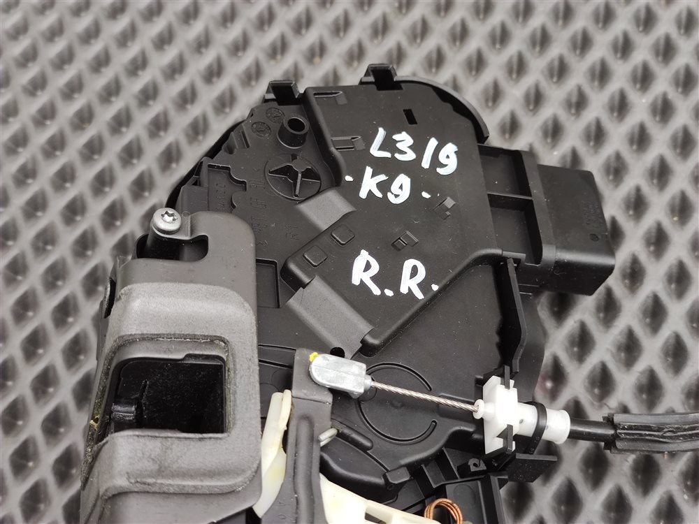 Замок двери задний правый Discovery 2006 L319 AJ41