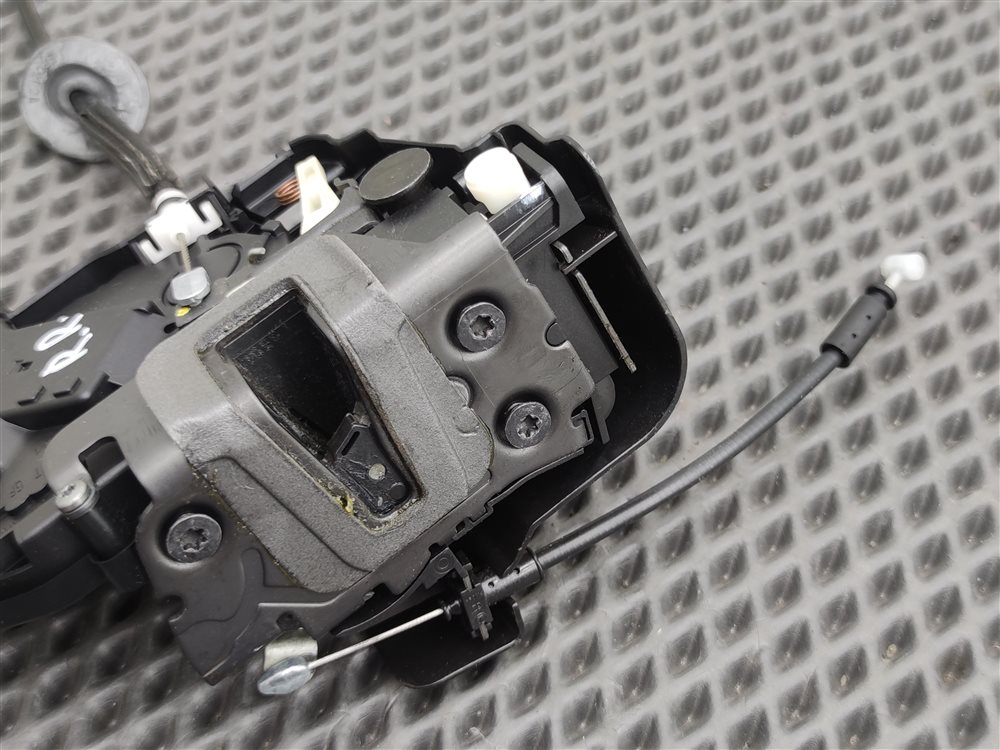 Замок двери задний правый Land Rover Discovery L319 AJ41