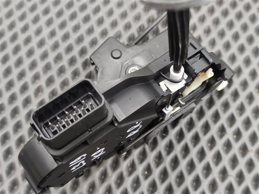 Замок двери задний правый Discovery 2006 L319 AJ41