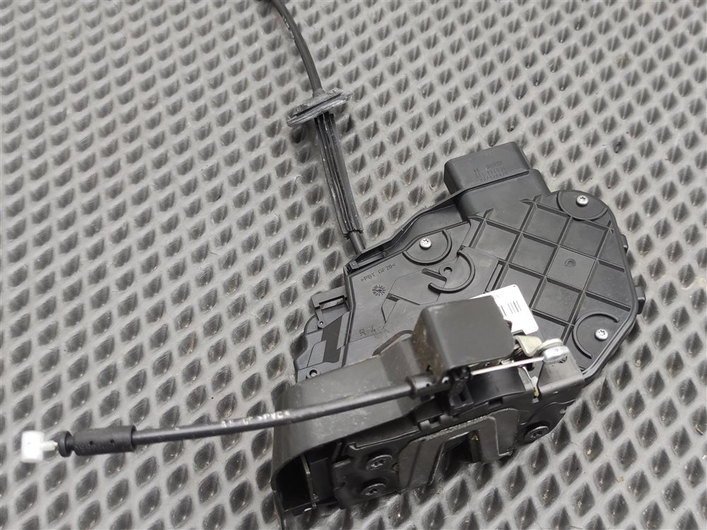 Замок двери задний правый Discovery 2006 L319 AJ41