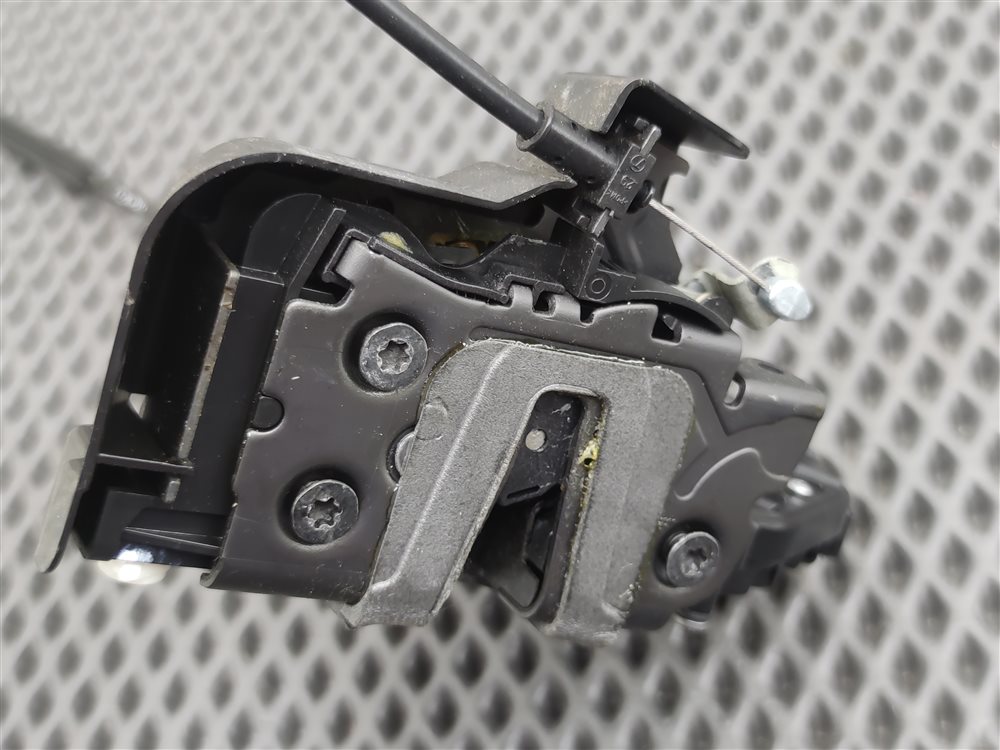 Замок двери задний правый Discovery 2006 L319 AJ41