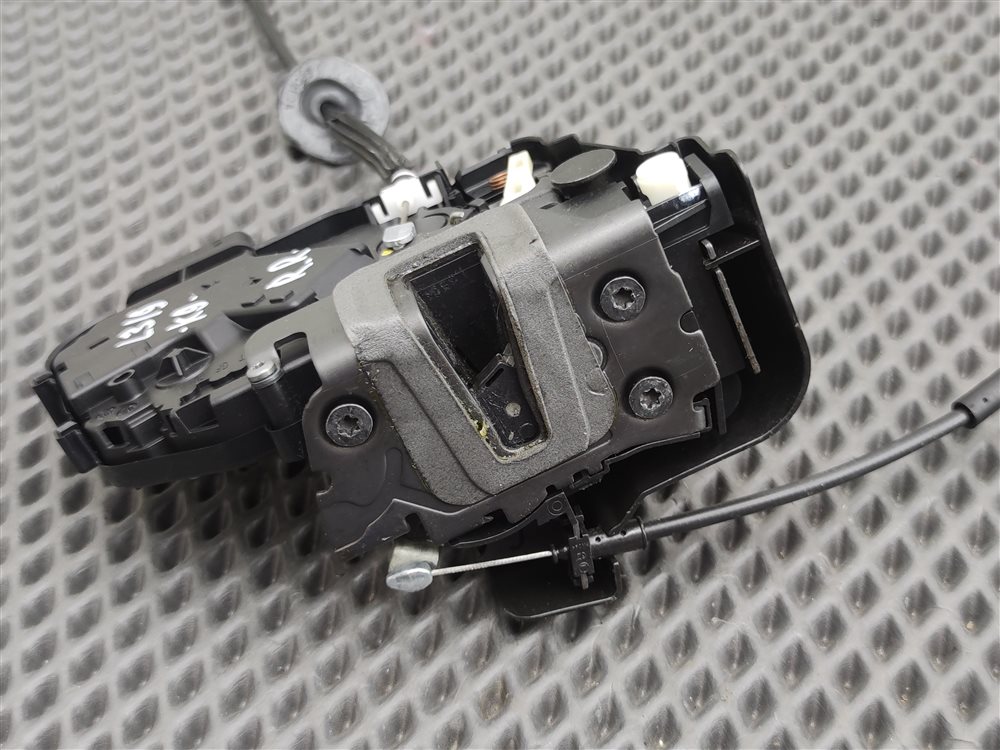 Замок двери задний правый Discovery 2006 L319 AJ41