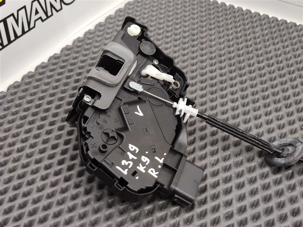 Замок двери задний левый Discovery 2006 L319 AJ41