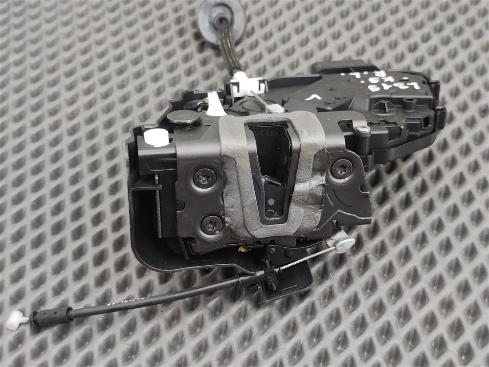 Замок двери задний левый Discovery 2006 L319 AJ41