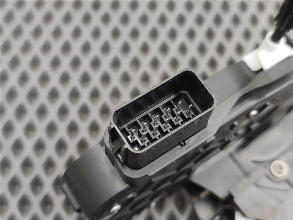 Замок двери задний левый Discovery 2006 L319 AJ41