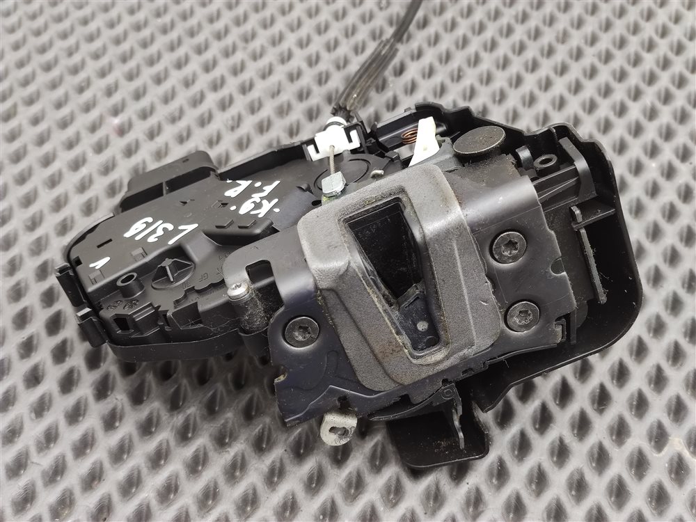 Замок двери передний правый Discovery 2006 L319 AJ41