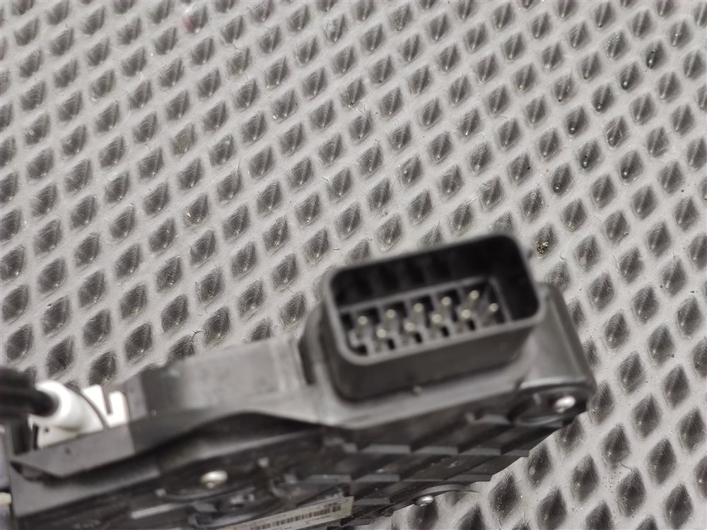 Замок двери передний правый Discovery 2006 L319 AJ41