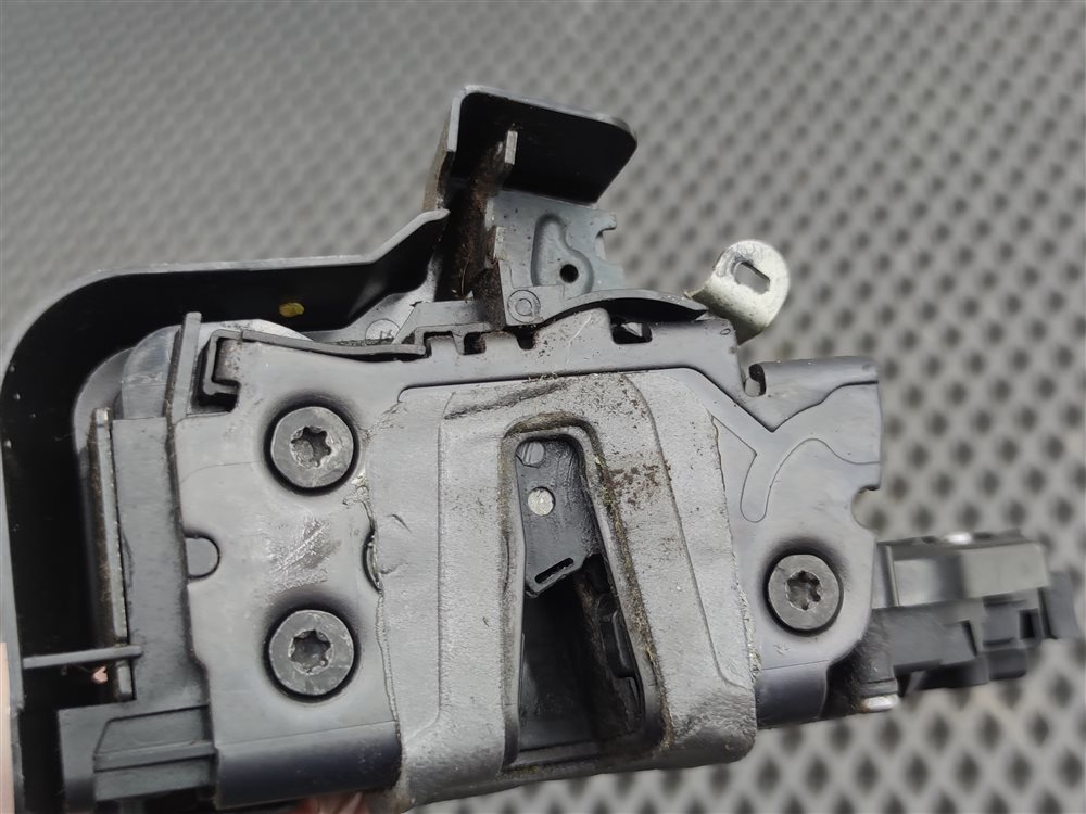 Замок двери передний правый Discovery 2006 L319 AJ41