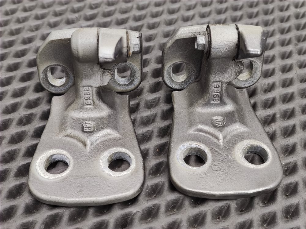 Петли дверные передние правые Discovery 2006 L319 AJ41 Петли дверные передние правые Discovery 2006 L319 AJ41