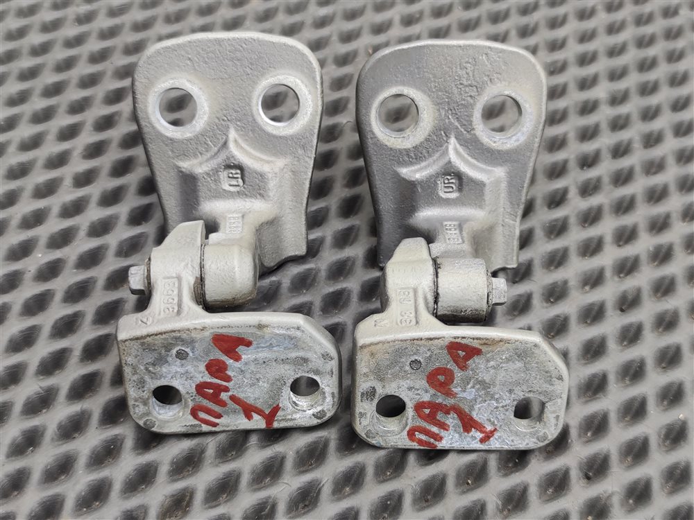 Петли дверные передние правые Discovery 2006 L319 AJ41 Петли дверные передние правые Discovery 2006 L319 AJ41