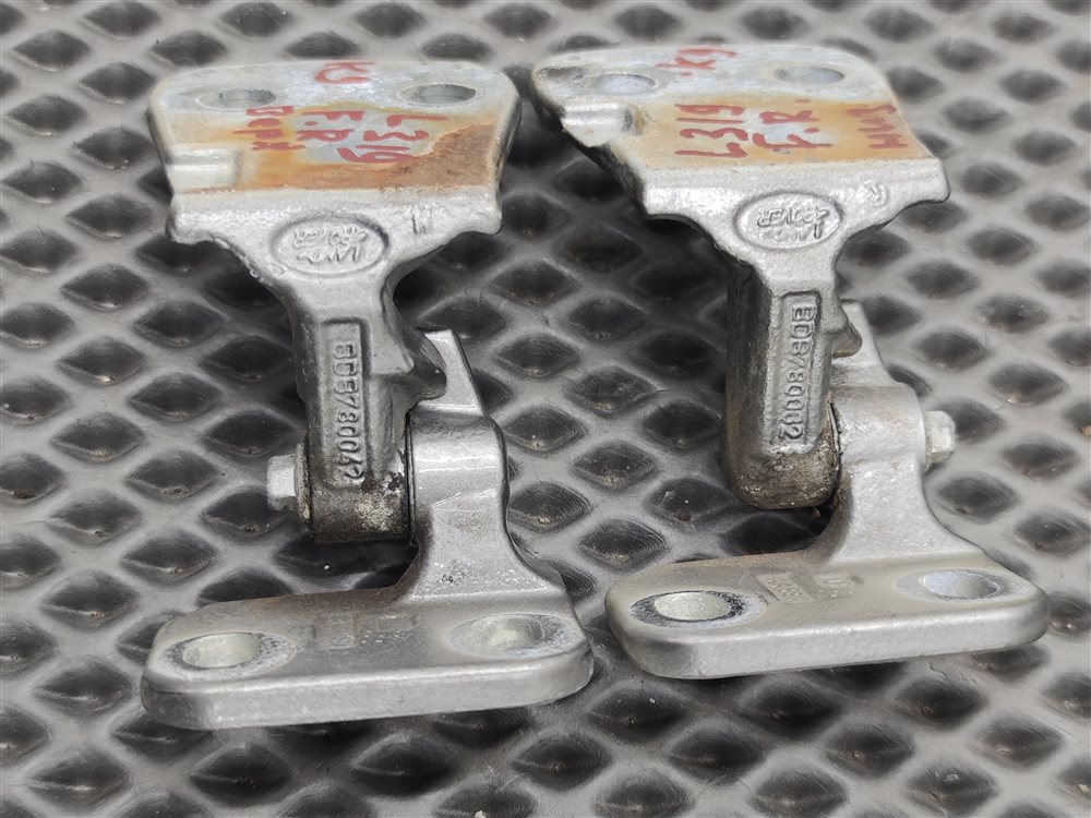 Петли дверные передние правые Discovery 2006 L319 AJ41 Петли дверные передние правые Discovery 2006 L319 AJ41