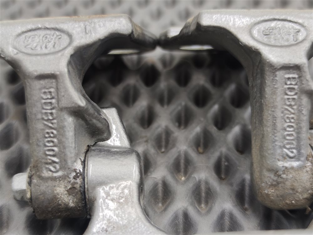 Петли дверные передние правые Discovery 2006 L319 AJ41 Петли дверные передние правые Discovery 2006 L319 AJ41