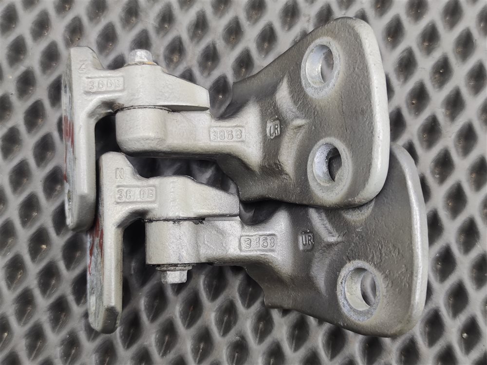 Петли дверные передние правые Discovery 2006 L319 AJ41 Петли дверные передние правые Discovery 2006 L319 AJ41