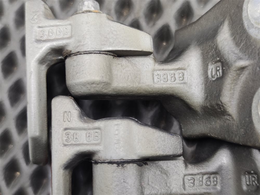 Петли дверные передние правые Discovery 2006 L319 AJ41 Петли дверные передние правые Discovery 2006 L319 AJ41