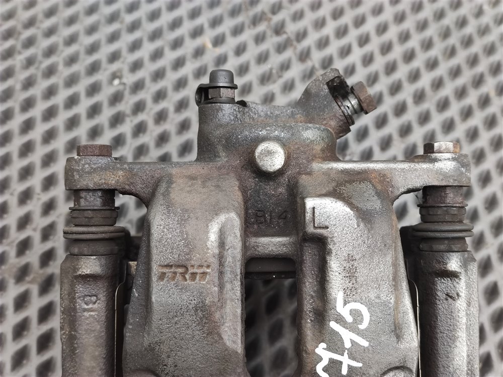 Суппорт тормозной задний левый Land Rover Discovery L319 AJ41