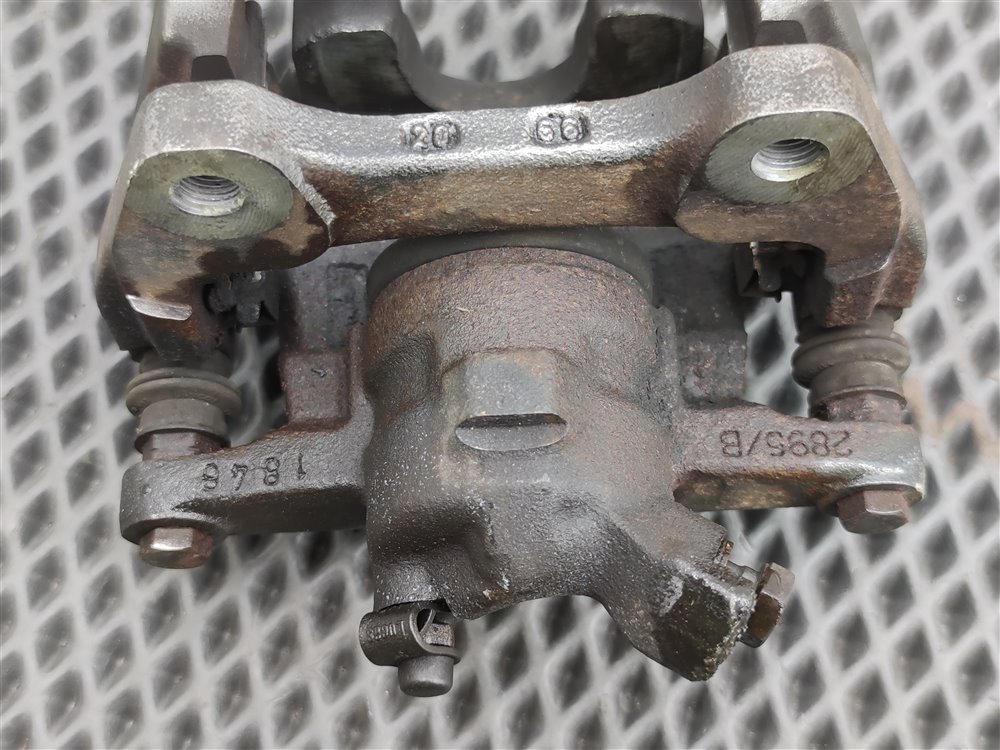 Суппорт тормозной задний левый Discovery 2006 L319 AJ41