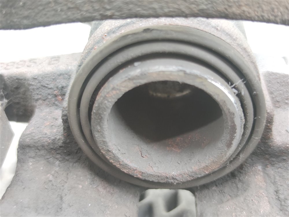 Суппорт тормозной задний левый Discovery 2006 L319 AJ41