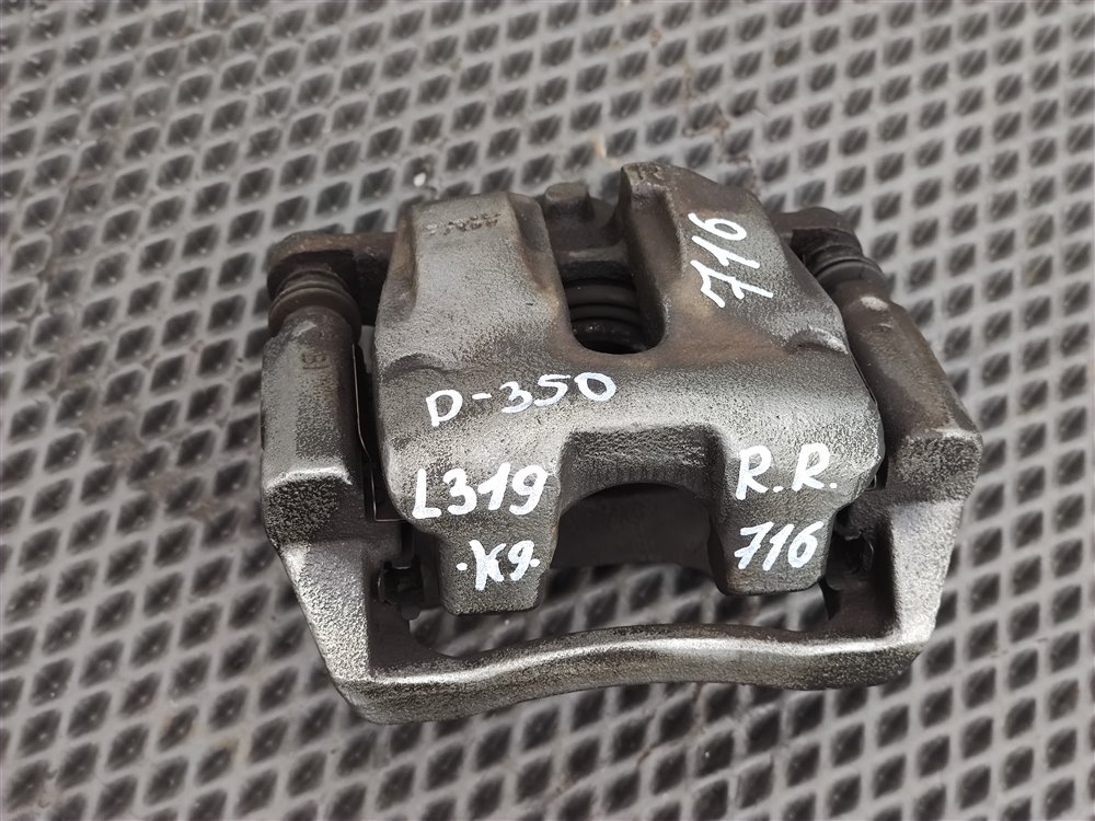 Суппорт тормозной задний правый Discovery 2006 L319 AJ41