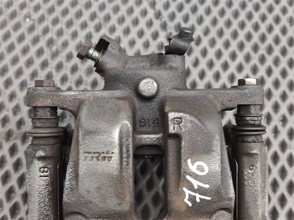 Суппорт тормозной задний правый Land Rover Discovery L319 AJ41