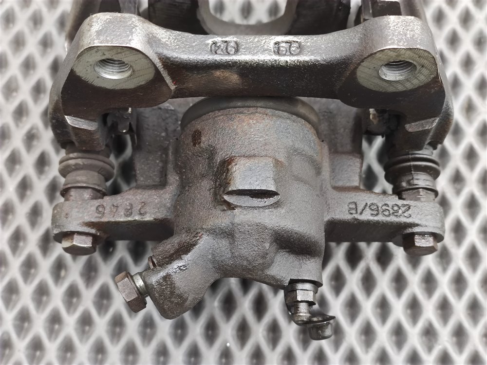 Суппорт тормозной задний правый Discovery 2006 L319 AJ41