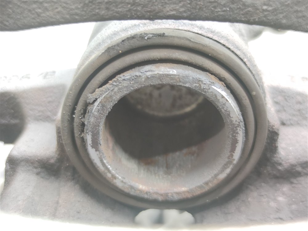 Суппорт тормозной задний правый Discovery 2006 L319 AJ41