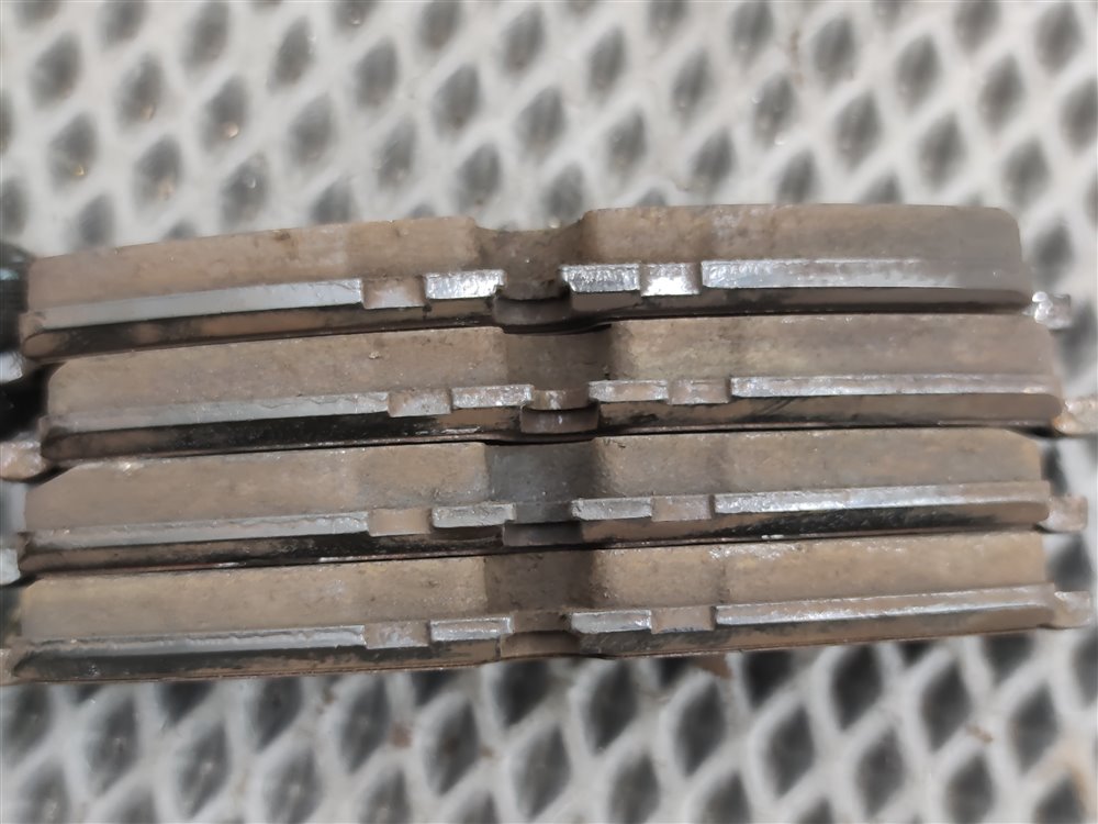 Колодки тормозные передние Discovery 2006 L319 AJ41