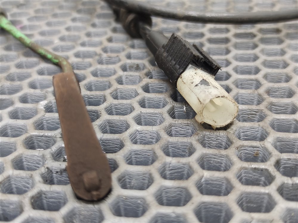 Датчик износа тормозных колодок задний Discovery 2006 L319 AJ41