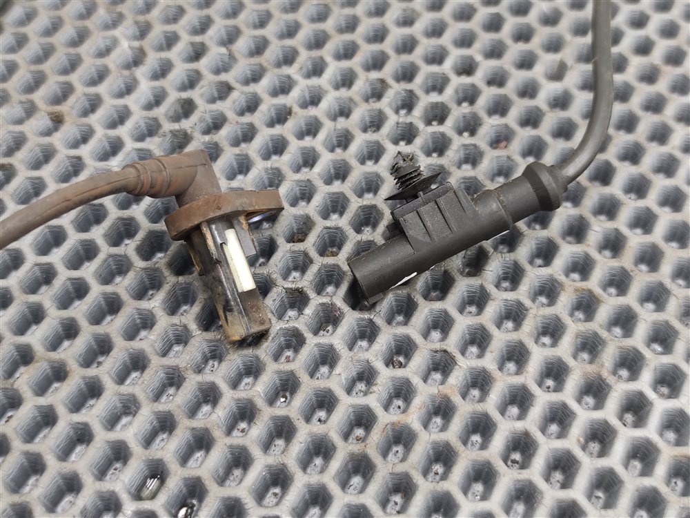 Датчик ABS задний Discovery 2006 L319 AJ41