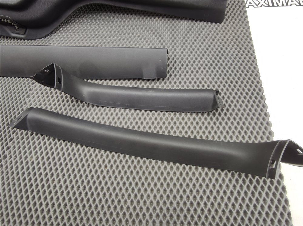 Обшивка двери багажника Discovery 2006 L319 AJ41