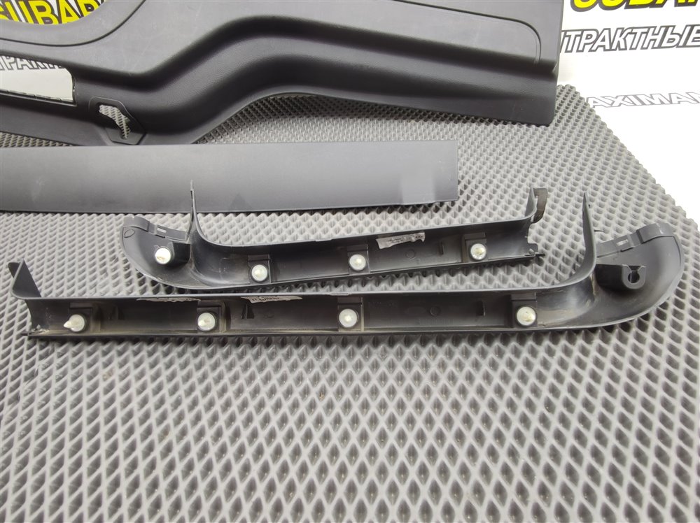 Обшивка двери багажника Land Rover Discovery L319 AJ41