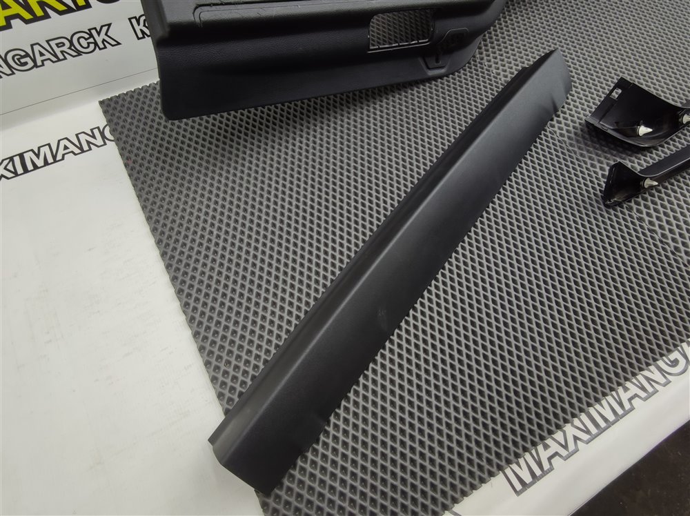 Обшивка двери багажника Discovery 2006 L319 AJ41