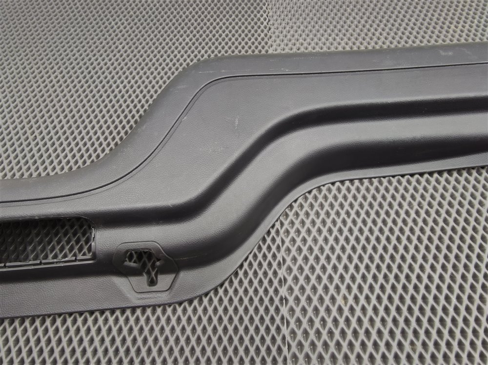 Обшивка двери багажника Discovery 2006 L319 AJ41