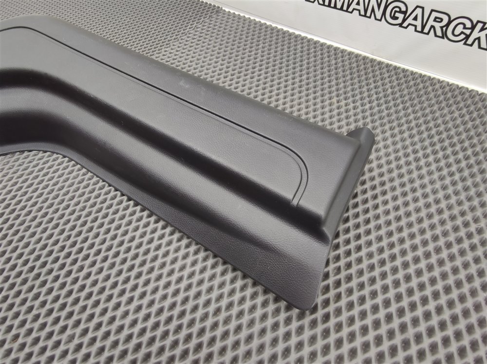 Обшивка двери багажника Discovery 2006 L319 AJ41