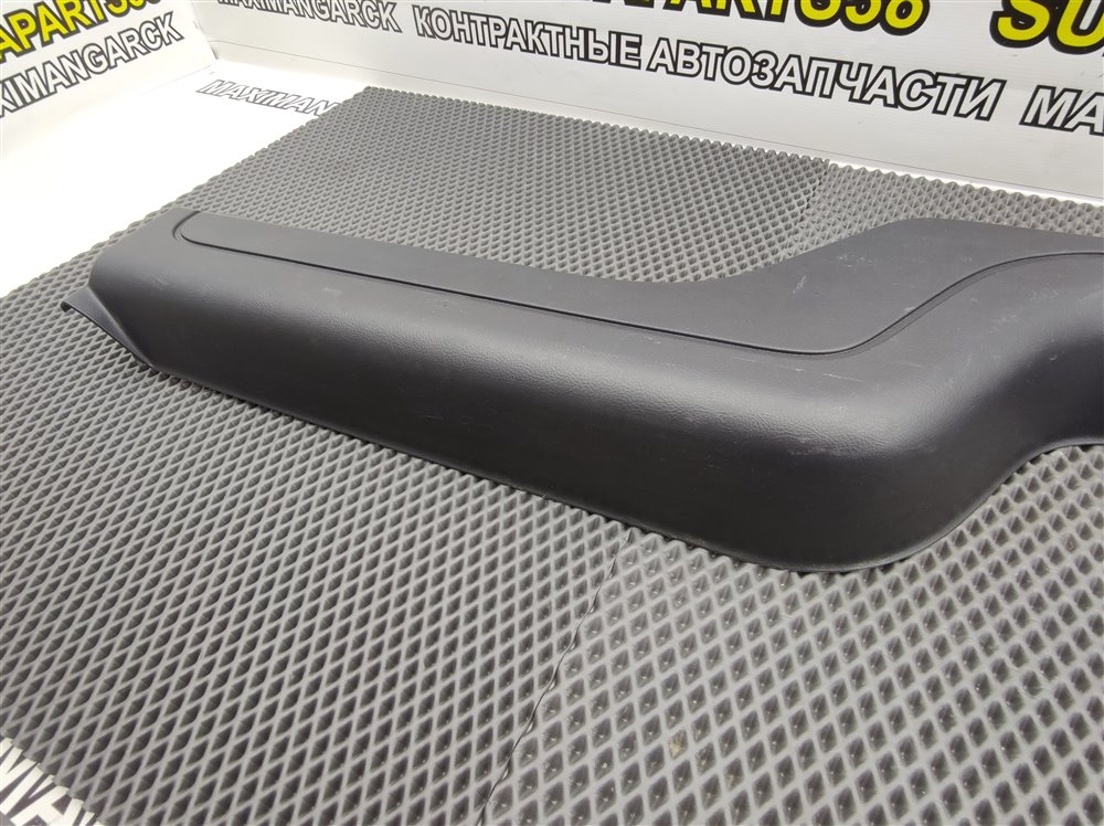 Обшивка двери багажника Discovery 2006 L319 AJ41