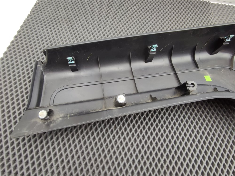 Обшивка двери багажника Discovery 2006 L319 AJ41