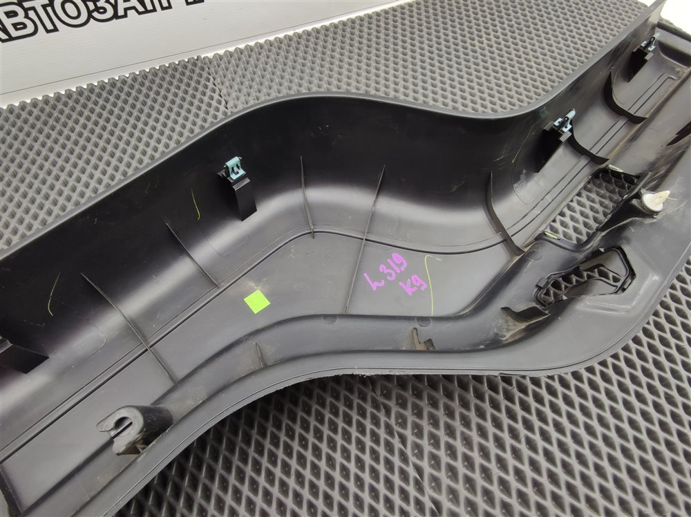 Обшивка двери багажника Discovery 2006 L319 AJ41