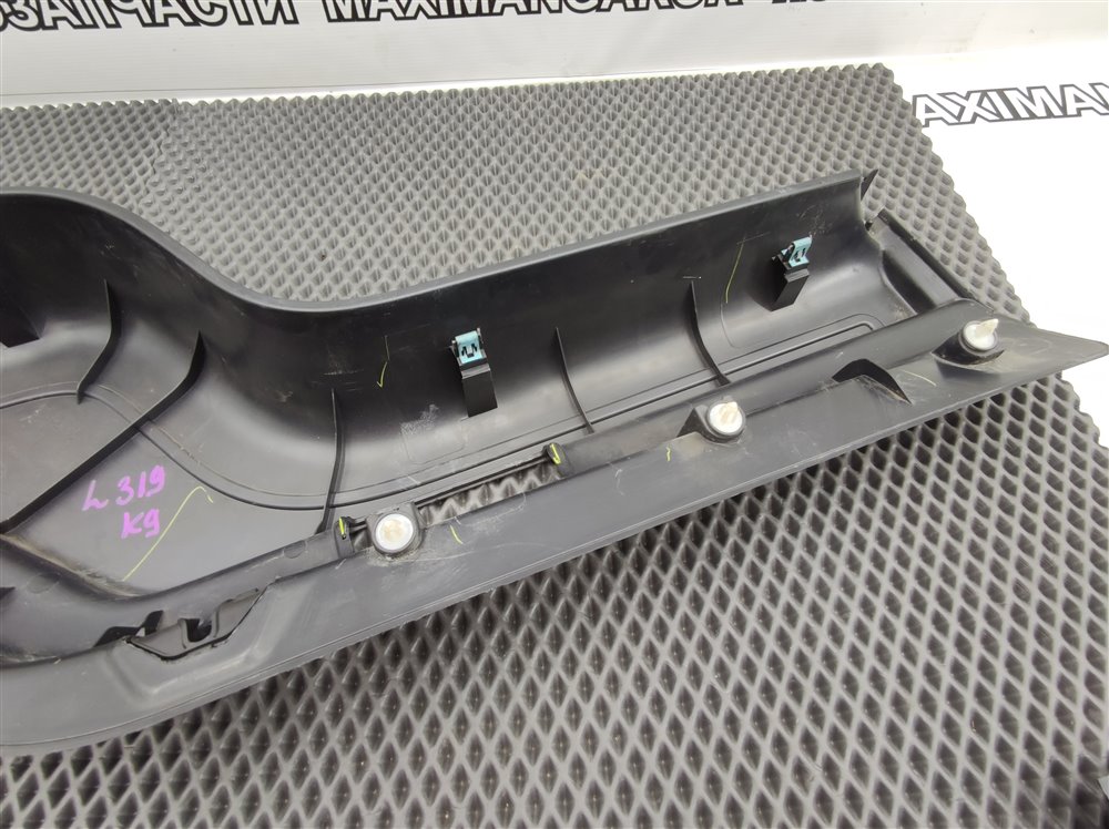 Обшивка двери багажника Discovery 2006 L319 AJ41