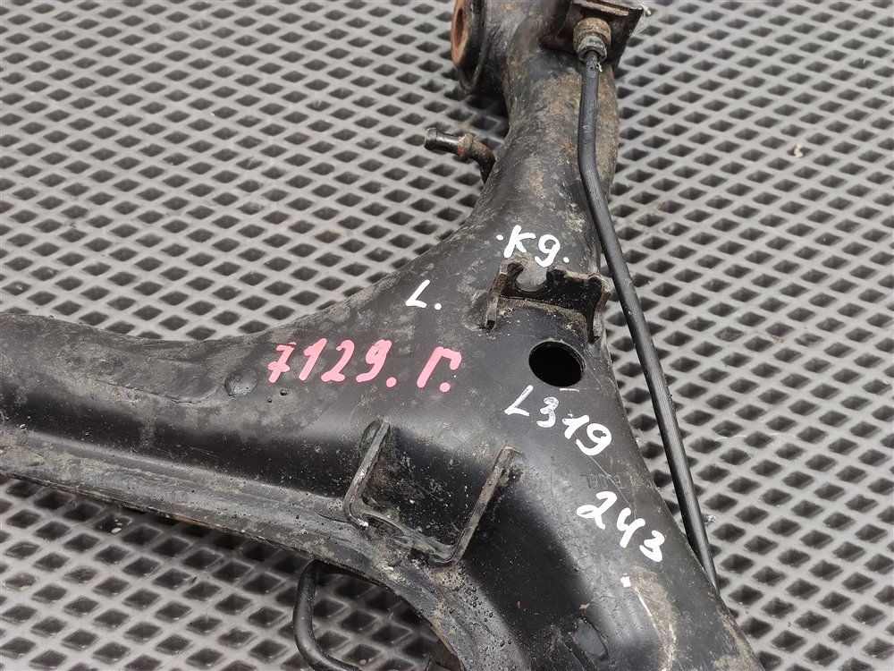 Рычаг задний левый Discovery 2006 L319 AJ41