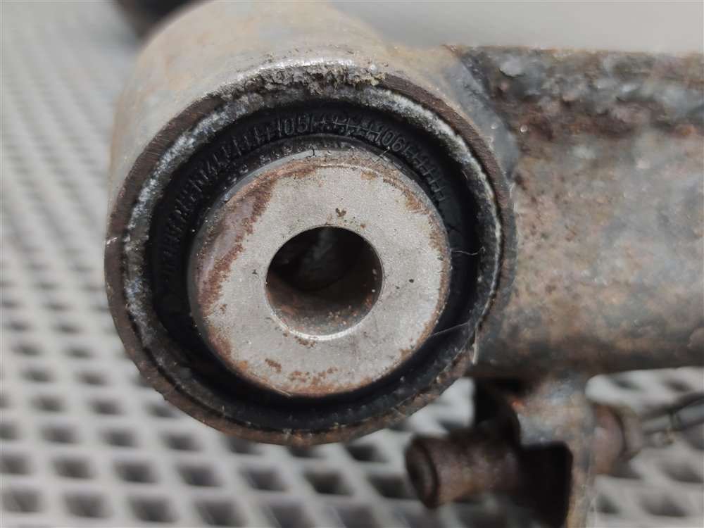 Рычаг задний левый Discovery 2006 L319 AJ41