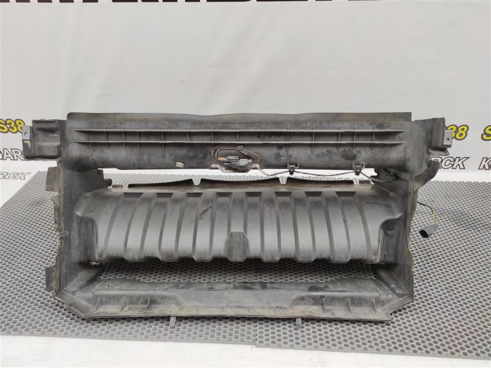 Воздухозаборник передний Discovery 2006 L319 AJ41