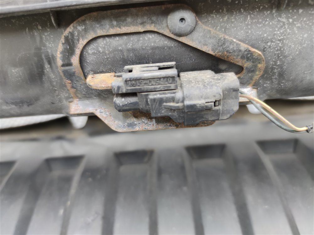 Воздухозаборник передний Discovery 2006 L319 AJ41