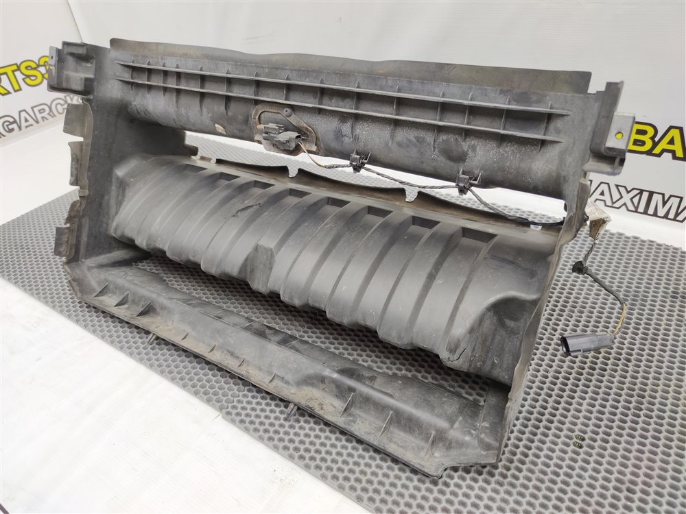 Воздухозаборник передний Discovery 2006 L319 AJ41