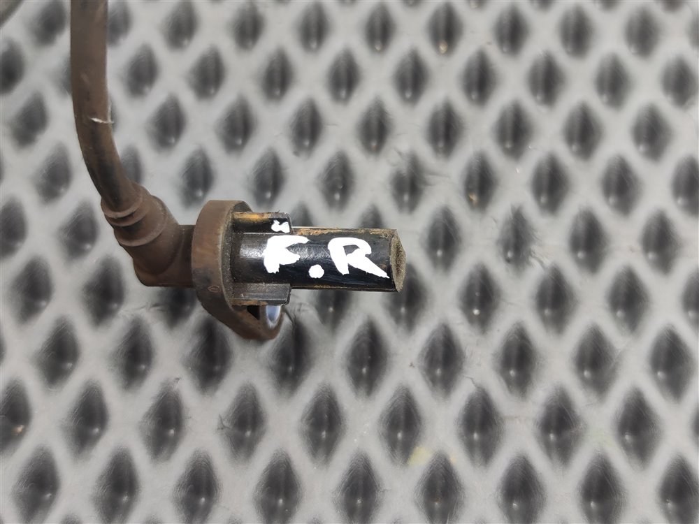 Датчик ABS передний правый Discovery 2006 L319 AJ41