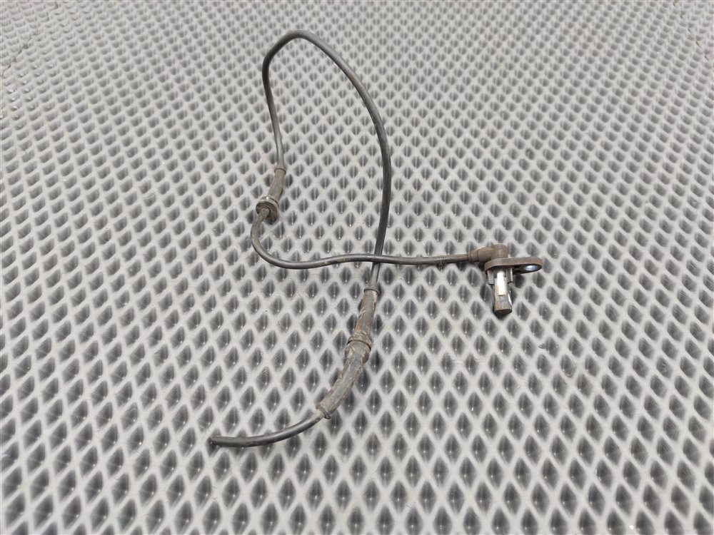 Датчик ABS передний правый Discovery 2006 L319 AJ41