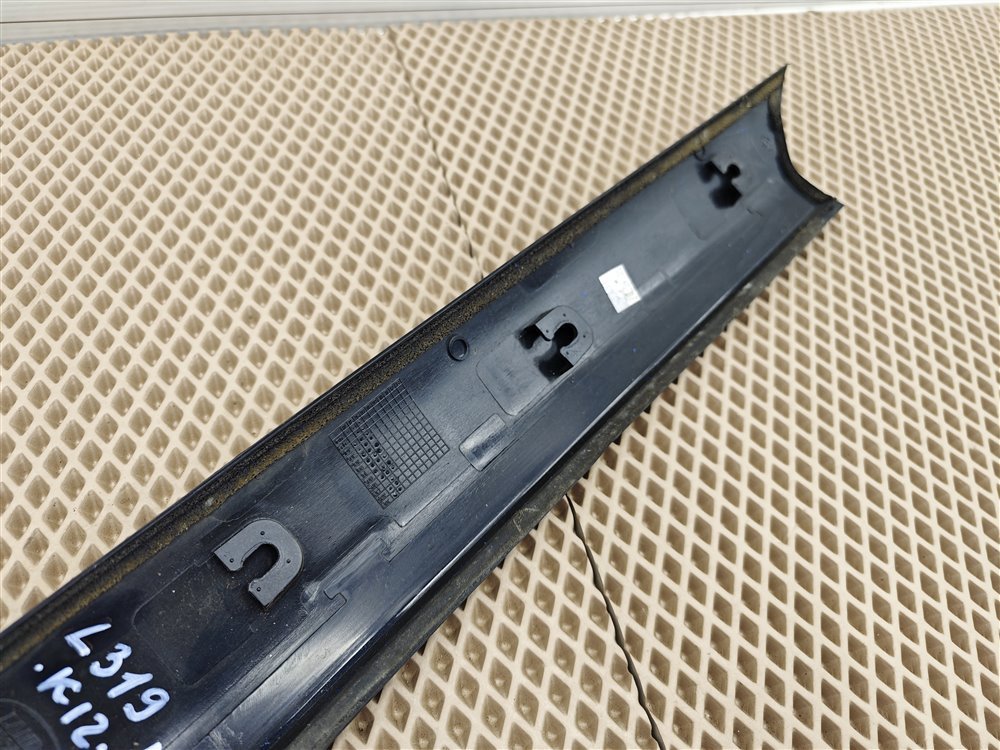 Молдинг лобового стекла передний левый Land Rover Discovery L319 AJ41 Молдинг лобового стекла передний левый Land Rover Discovery L319 AJ41