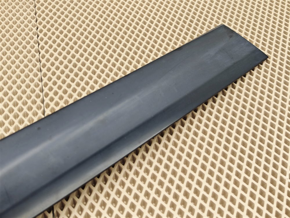 Молдинг лобового стекла передний левый Discovery 2006 L319 AJ41 Молдинг лобового стекла передний левый Discovery 2006 L319 AJ41