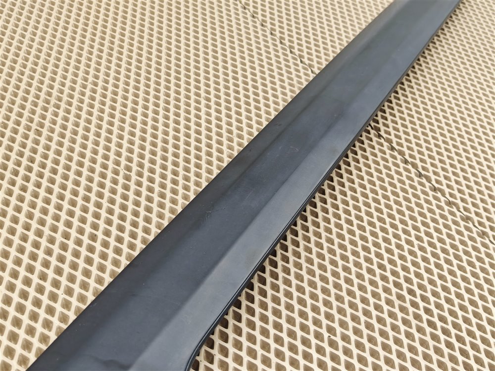 Молдинг лобового стекла передний левый Discovery 2006 L319 AJ41 Молдинг лобового стекла передний левый Discovery 2006 L319 AJ41